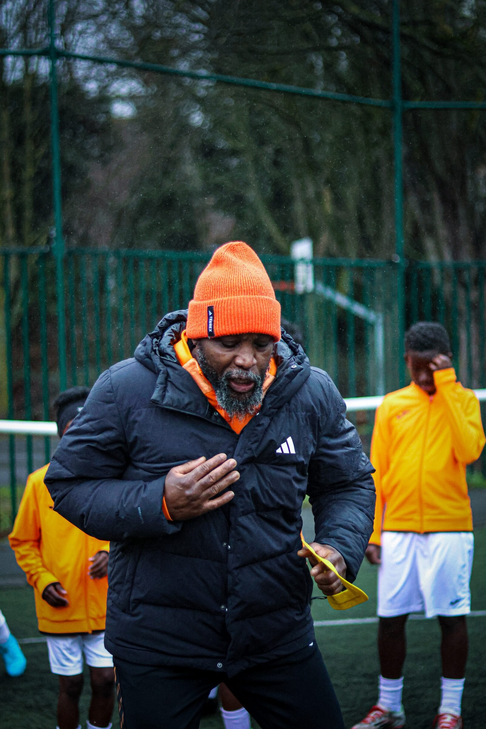 Un éducateur AB Football Académie très investi pendant la séance