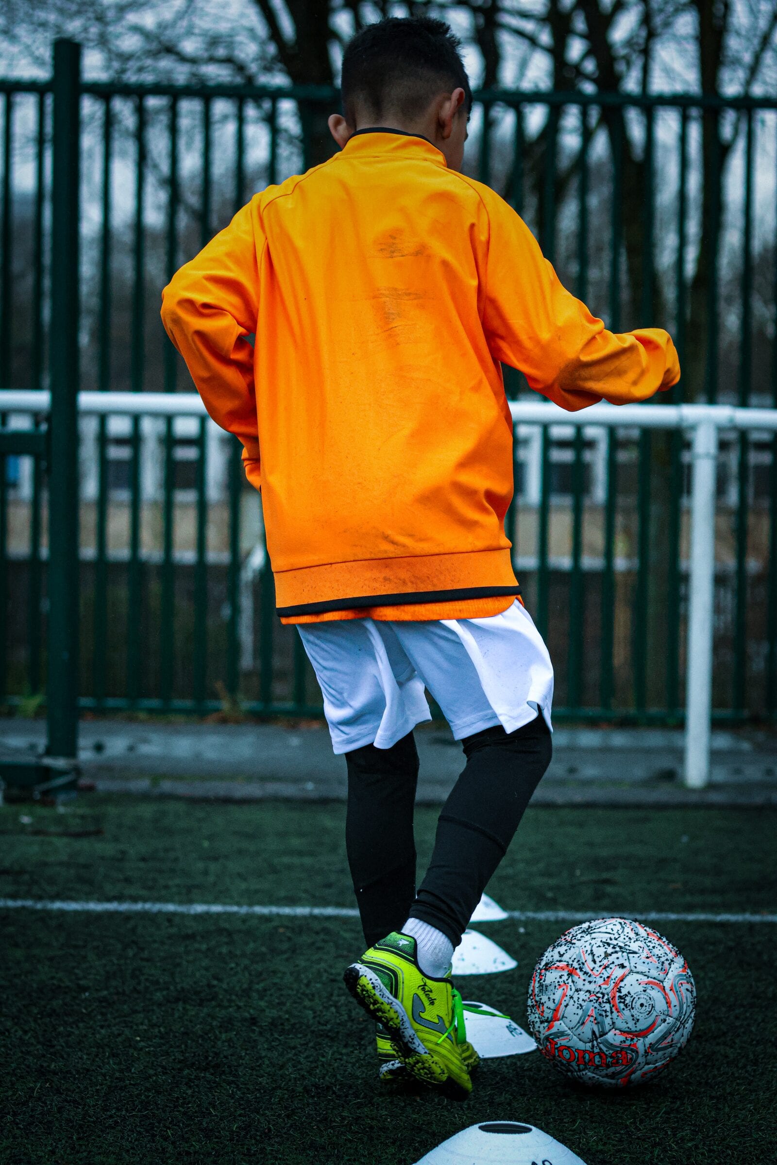 Jeune joueur AB Football Académie en contrôle de balle à l'entraînement