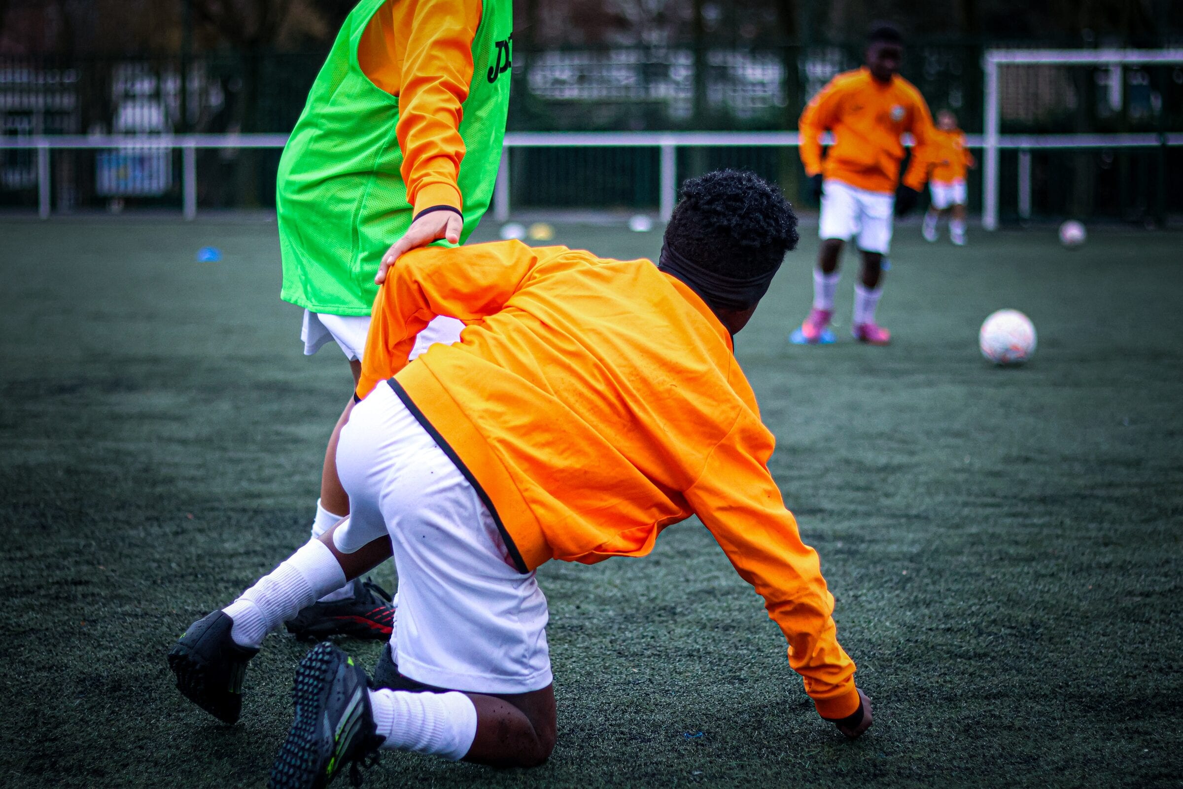 Duel pour le ballon pendant un exercice d'opposition, AB Football Académie