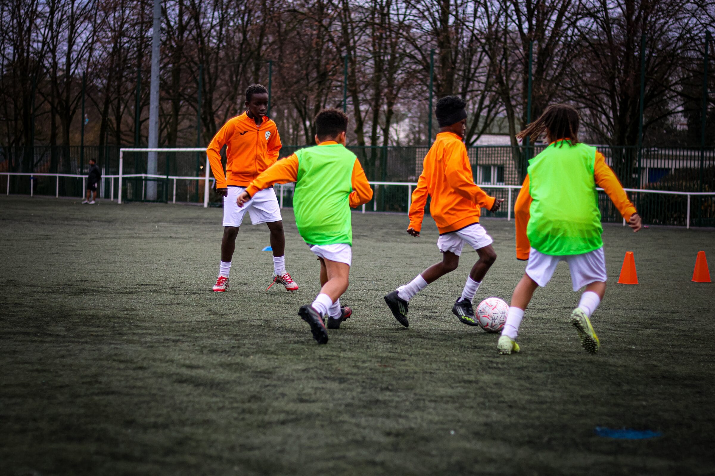 Jeunes joueurs AB Football Académie en opposition lors d'un exercice à l'entraînement